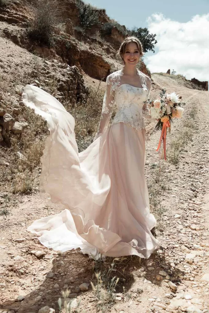 Romántico conjunto de corsé, en mikado de seda y tul bordado en pedrería, y falda con volumen y cola en crepé de seda y organza rosa de seda.