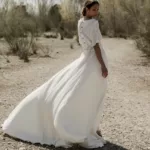 Un vestido de novia con mangas abullonadas